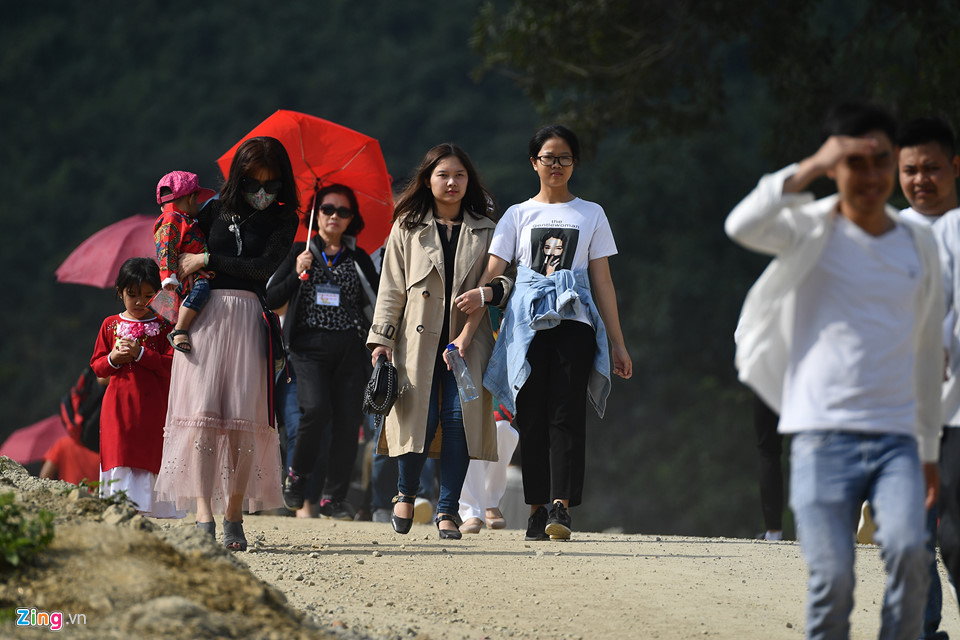 Dòng người đến ngôi chùa lớn nhất thế giới ở Hà Nam dù chưa xây xong