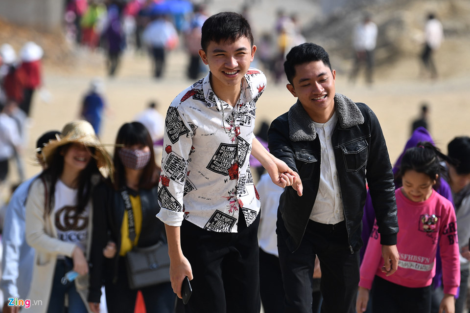 Dòng người đến ngôi chùa lớn nhất thế giới ở Hà Nam dù chưa xây xong