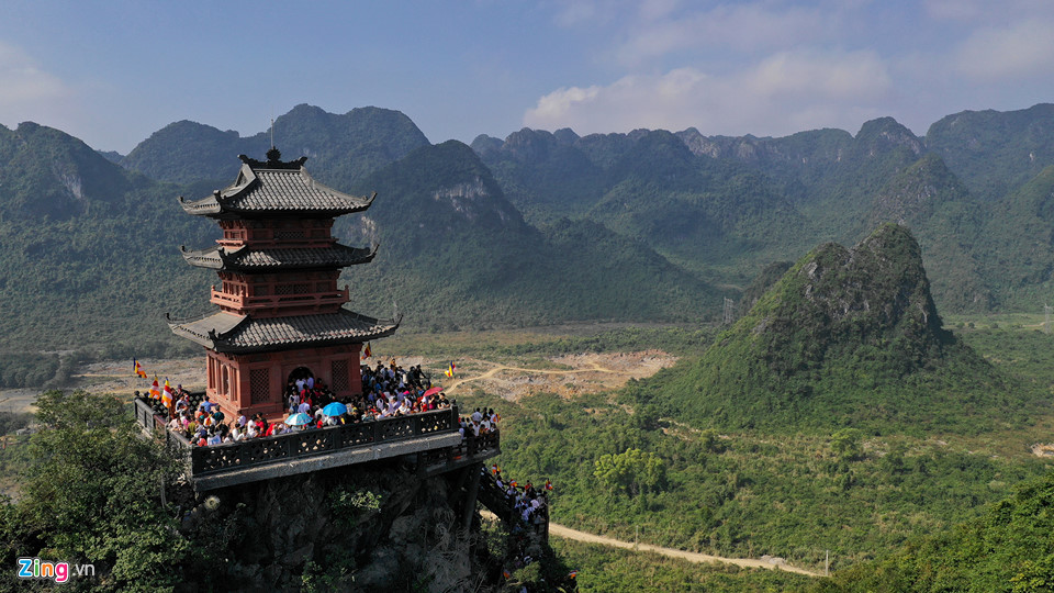 Dòng người đến ngôi chùa lớn nhất thế giới ở Hà Nam dù chưa xây xong