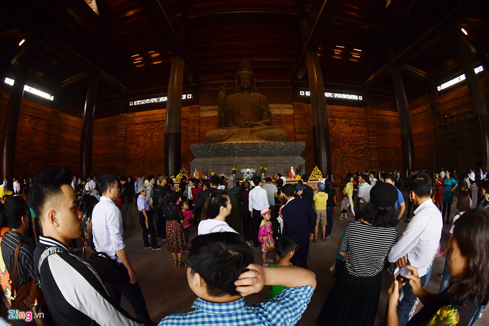 Dòng người đến ngôi chùa lớn nhất thế giới ở Hà Nam dù chưa xây xong