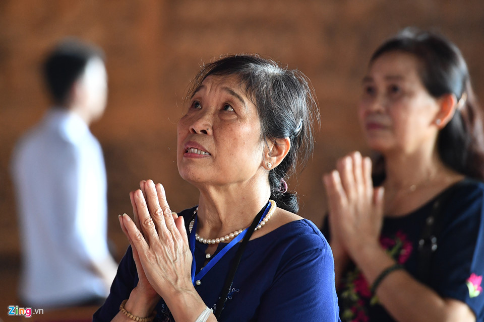 Dòng người đến ngôi chùa lớn nhất thế giới ở Hà Nam dù chưa xây xong