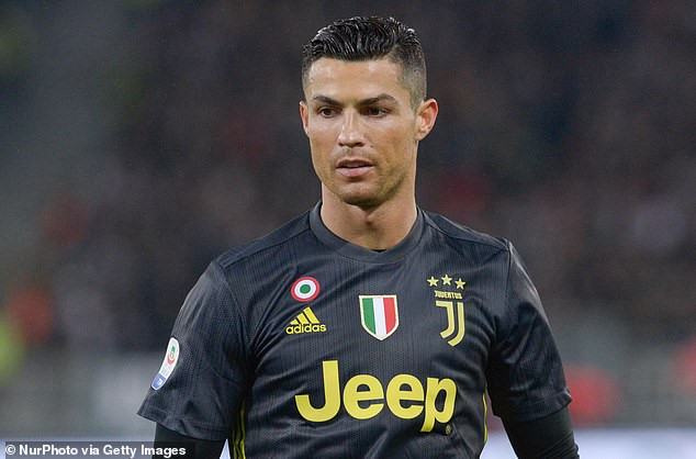 Thu nhập mỗi tháng của Messi gần gấp đôi Ronaldo