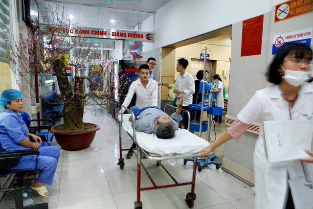 Chúc Tết thầy giáo cũ, nam sinh U20 lần đầu uống rượu dẫn đến hôn mê sâu