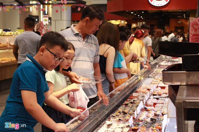 Sợ tắc đường, người Sài Gòn đổ vào trung tâm thương mại chơi Tết