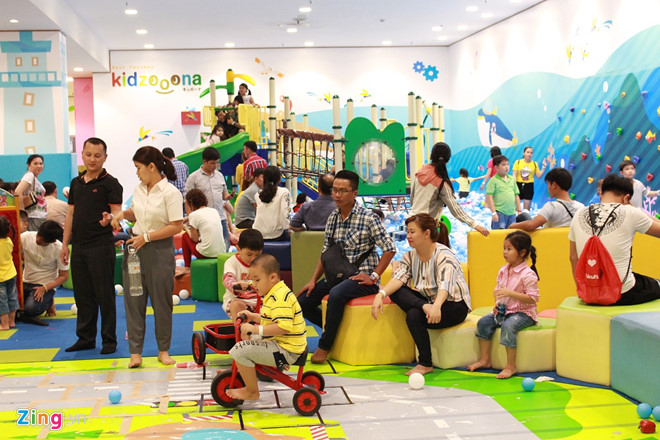 Sợ tắc đường, người Sài Gòn đổ vào trung tâm thương mại chơi Tết