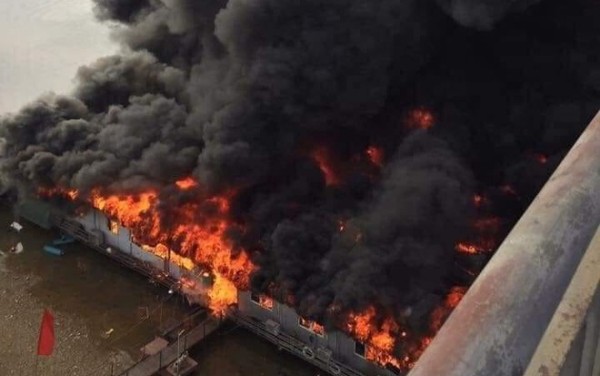 Cháy khủng khiếp thiêu rụi nhà hàng nổi trên sông Lô ở Tuyên Quang