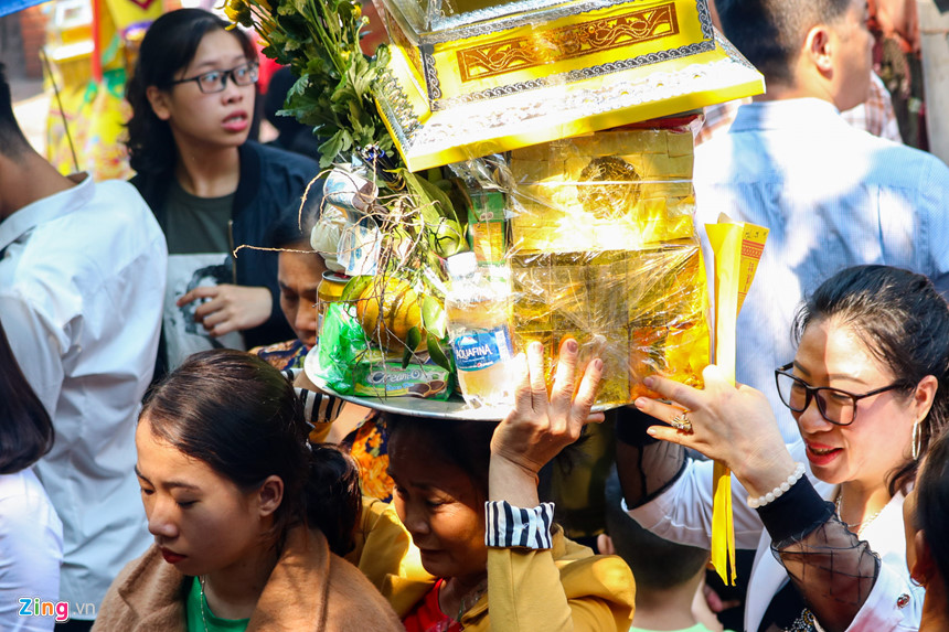 Người người đội mâm lễ vào đền ông Hoàng Mười