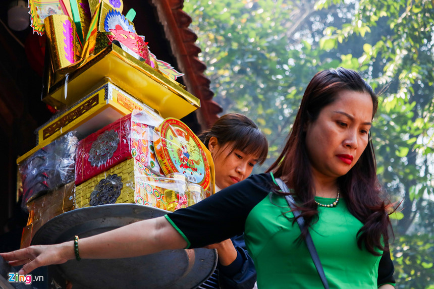 Người người đội mâm lễ vào đền ông Hoàng Mười