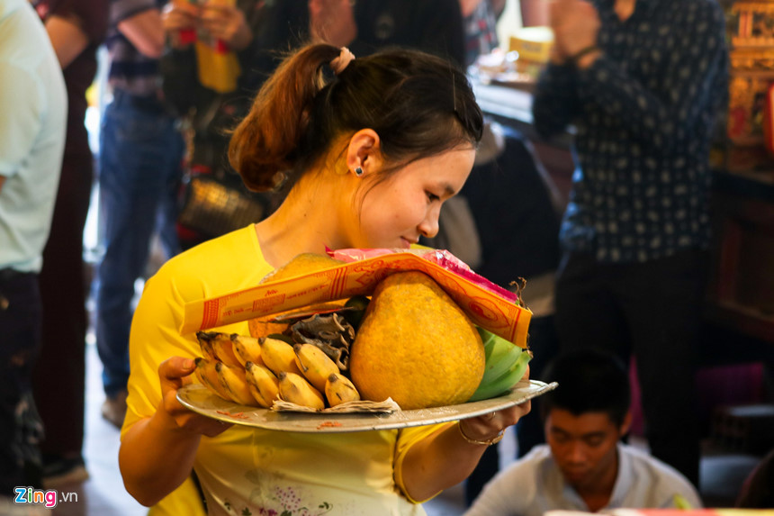 Người người đội mâm lễ vào đền ông Hoàng Mười