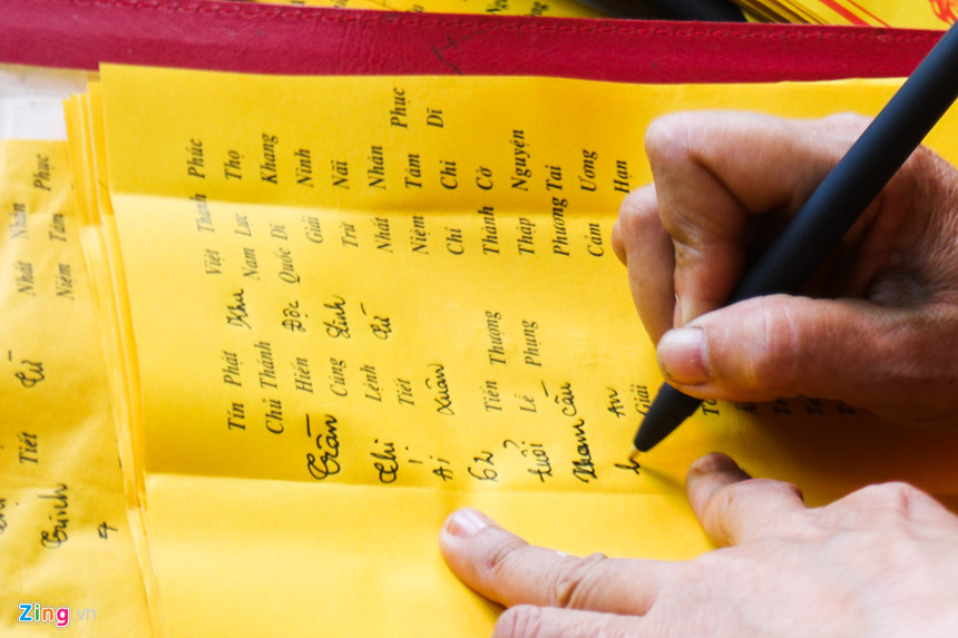 Người người đội mâm lễ vào đền ông Hoàng Mười