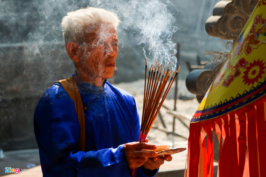 Người người đội mâm lễ vào đền ông Hoàng Mười