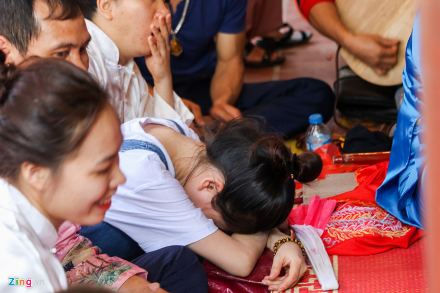 Người người đội mâm lễ vào đền ông Hoàng Mười