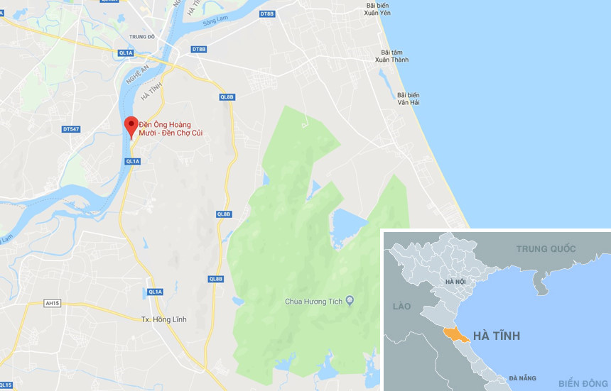 Người người đội mâm lễ vào đền ông Hoàng Mười