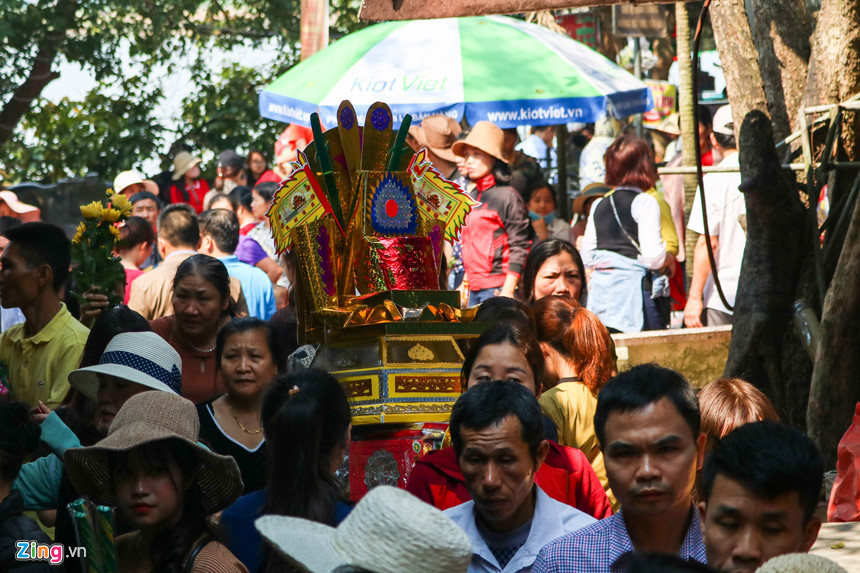 Người người đội mâm lễ vào đền ông Hoàng Mười