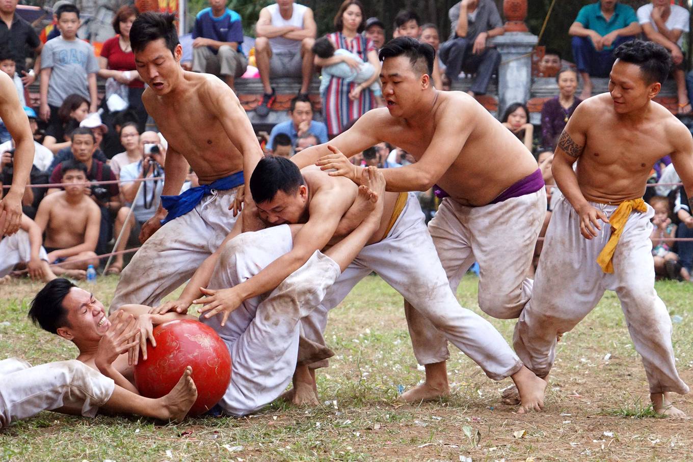 Trai làng nô nức vật cầu ở Hà Nội