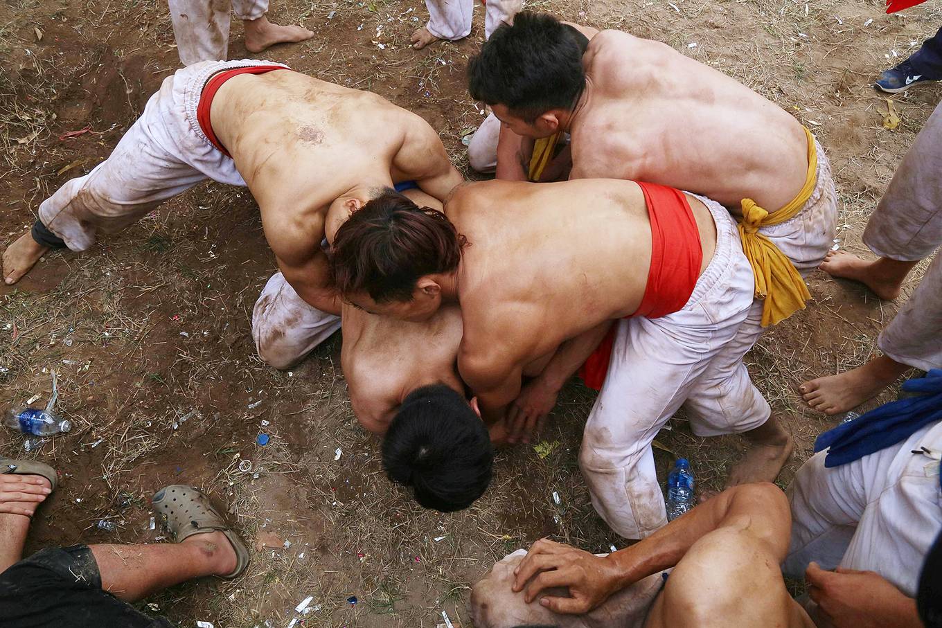 Trai làng nô nức vật cầu ở Hà Nội