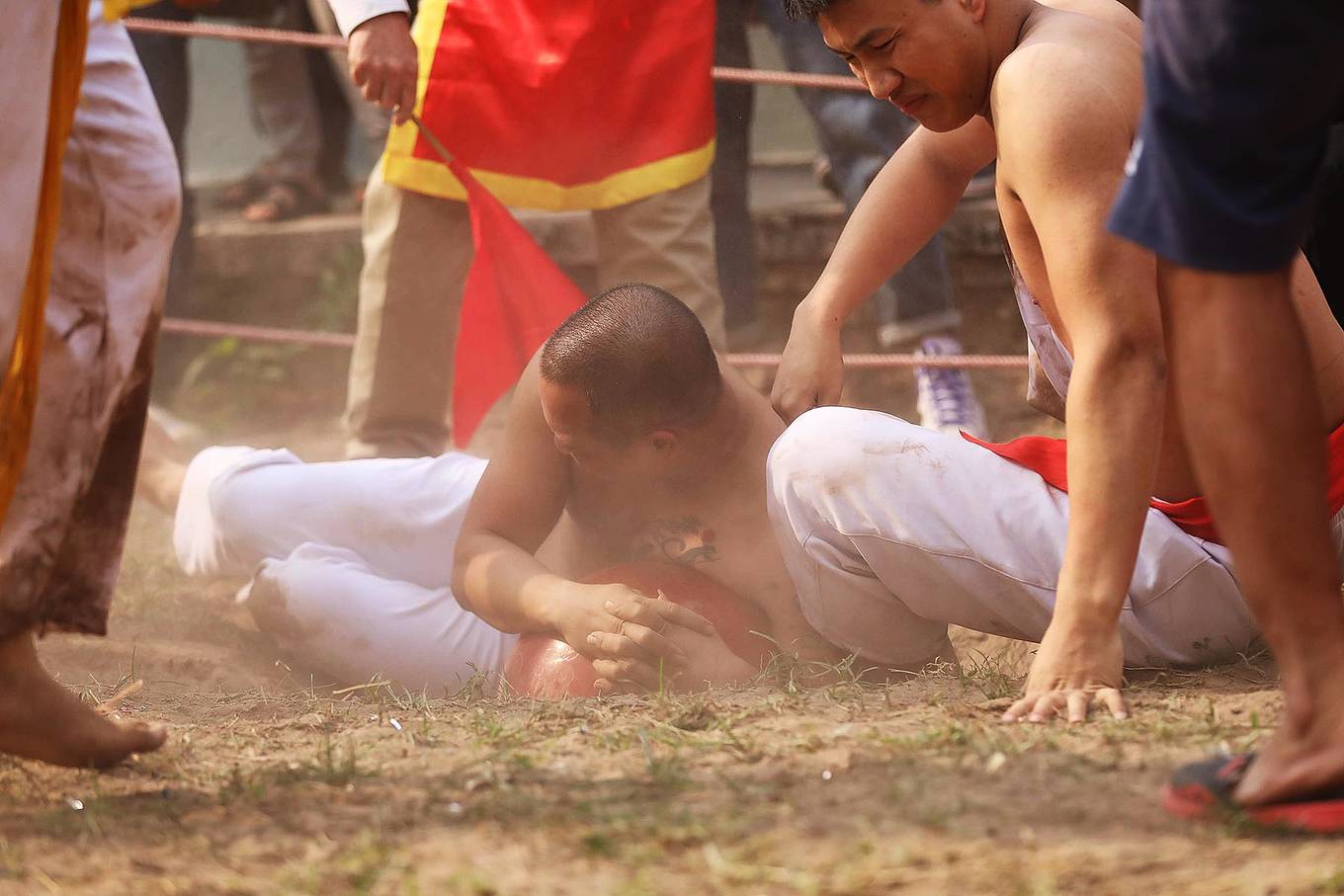 Trai làng nô nức vật cầu ở Hà Nội