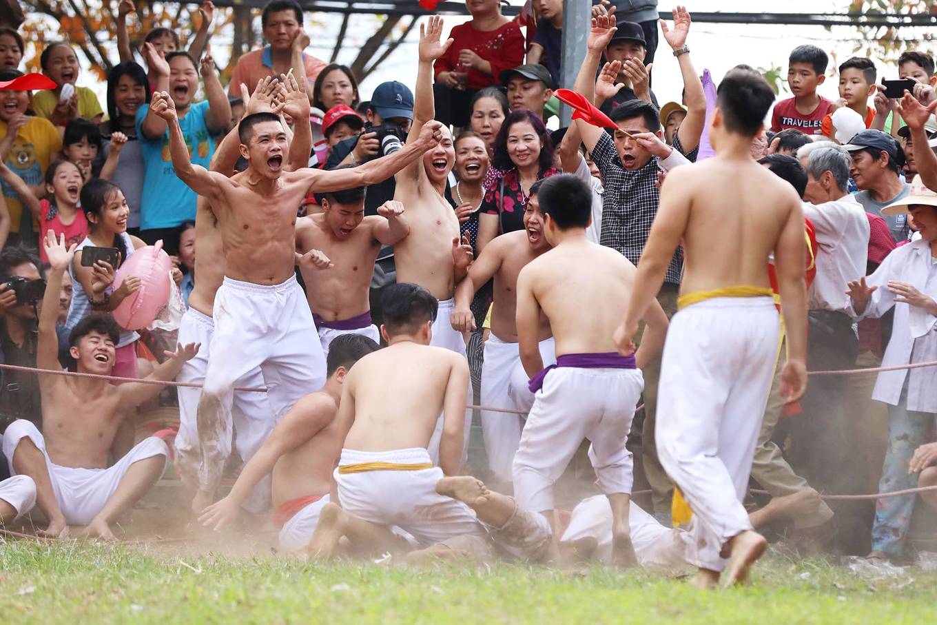 Trai làng nô nức vật cầu ở Hà Nội