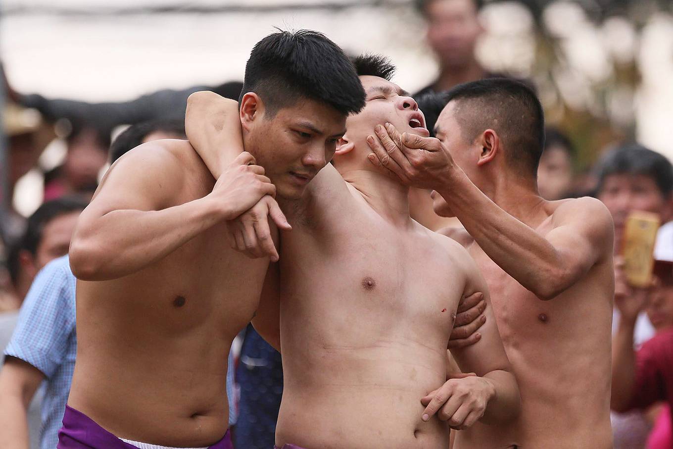 Trai làng nô nức vật cầu ở Hà Nội