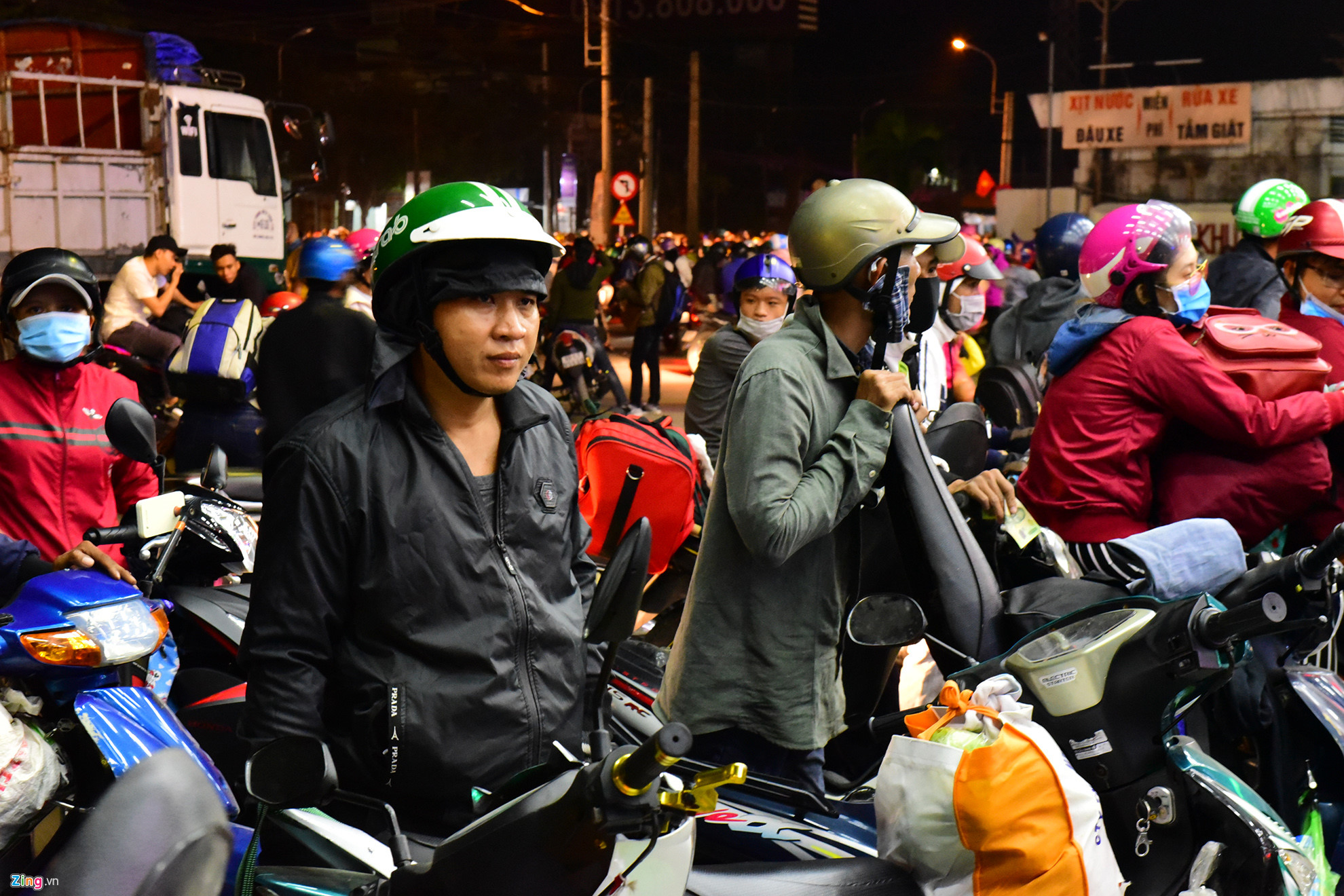 Người miền Tây vạ vật cả ngày đêm để trở lại Sài Gòn