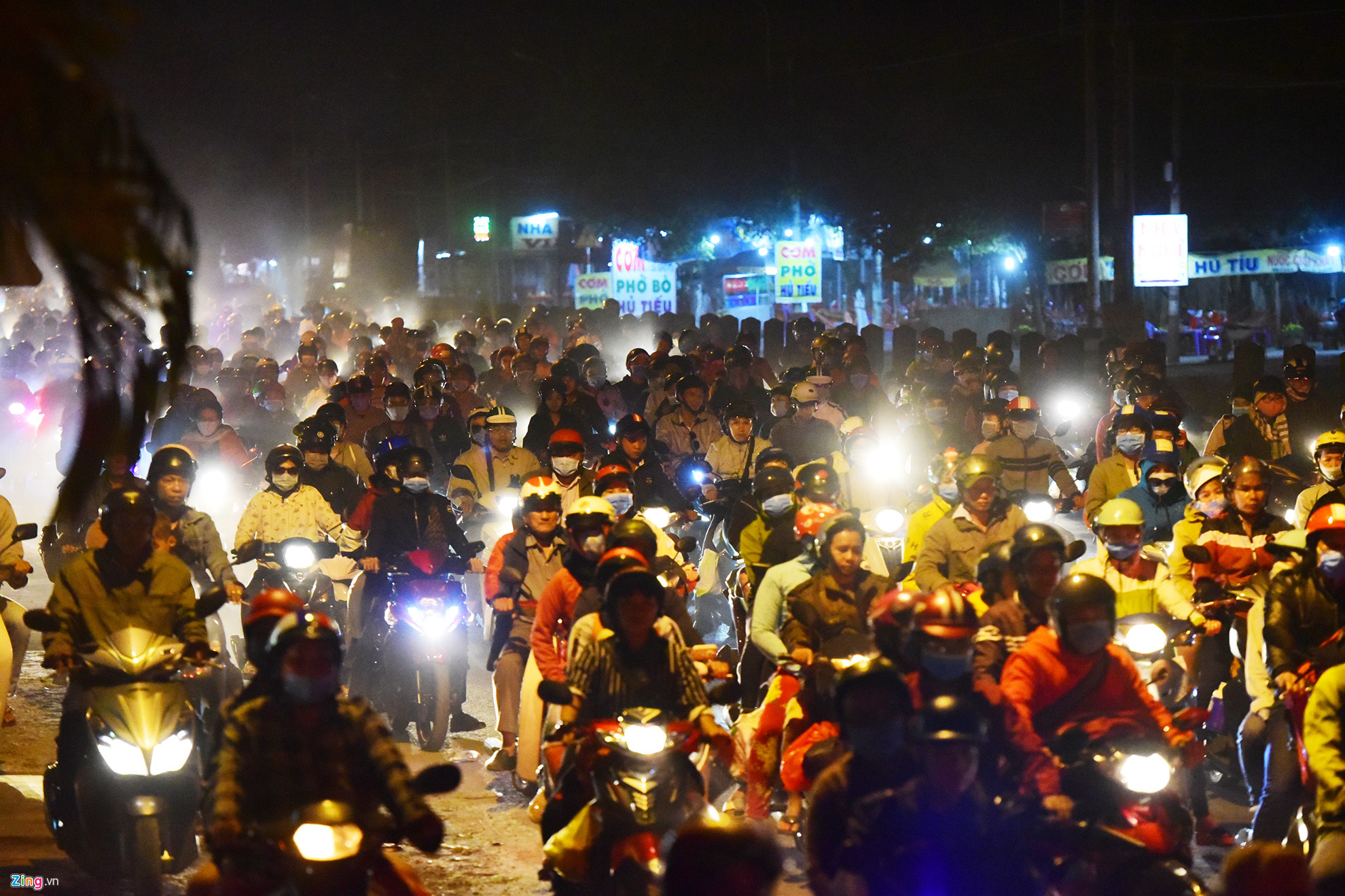 Người miền Tây vạ vật cả ngày đêm để trở lại Sài Gòn