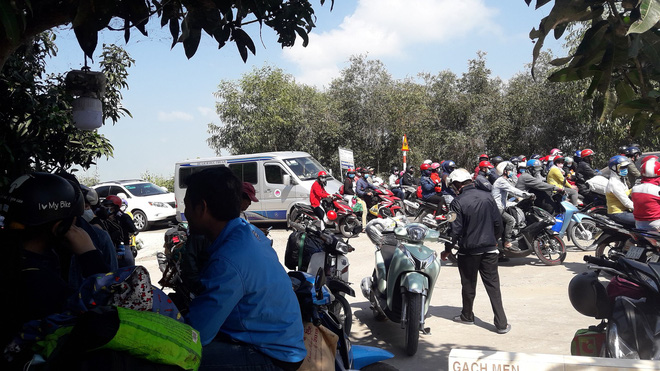 Tắc đường hàng giờ không thể di chuyển, hành động của nam thanh niên gây sốt MXH