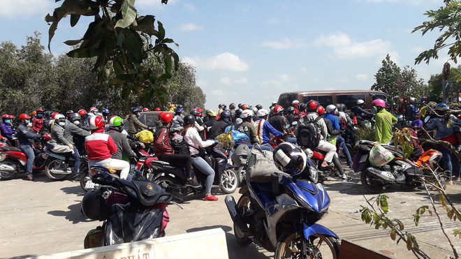 Tắc đường hàng giờ không thể di chuyển, hành động của nam thanh niên gây sốt MXH