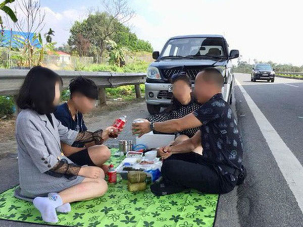 Phạt 5,5 triệu đồng, tước bằng 2 tháng tài xế tổ chức ăn uống trên đường cao tốc