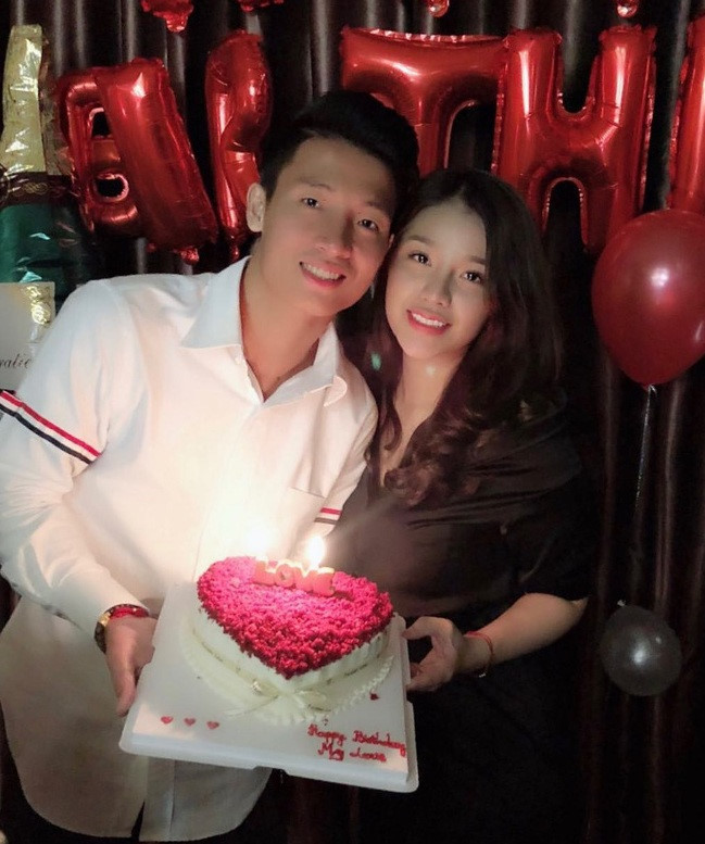 Tết này đi đâu cũng thấy chiếc áo sơ mi quốc dân của giới trẻ Việt