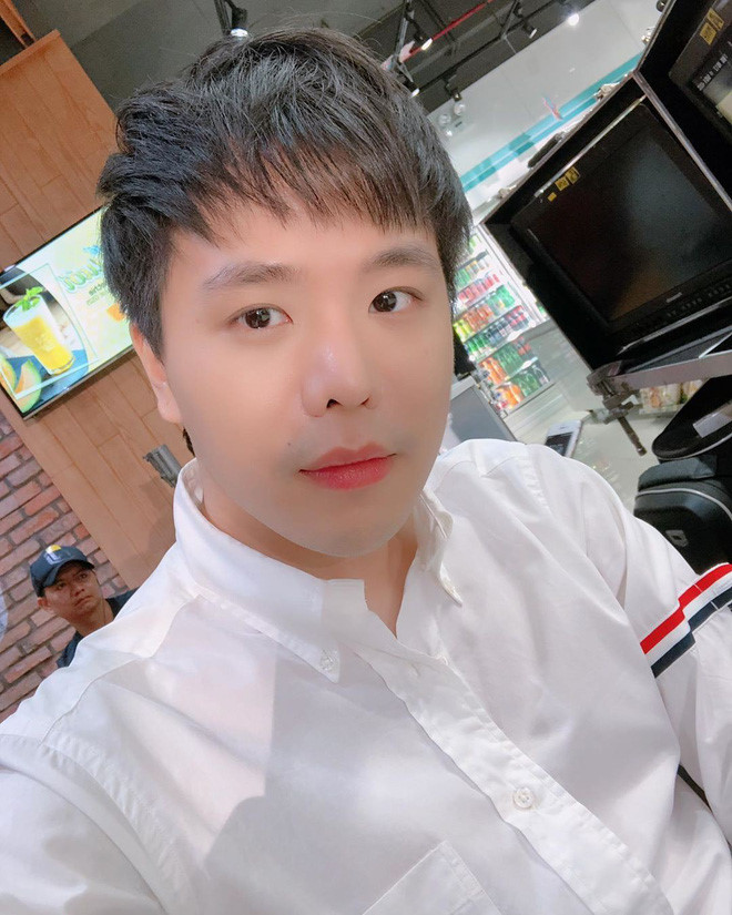 Tết này đi đâu cũng thấy chiếc áo sơ mi quốc dân của giới trẻ Việt