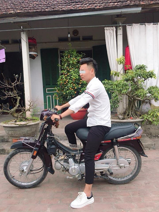 Tết này đi đâu cũng thấy chiếc áo sơ mi quốc dân của giới trẻ Việt