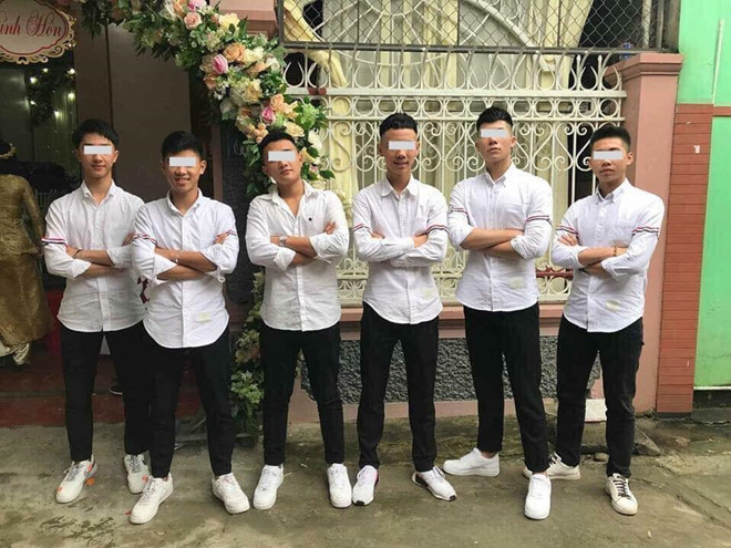 Tết này đi đâu cũng thấy chiếc áo sơ mi quốc dân của giới trẻ Việt