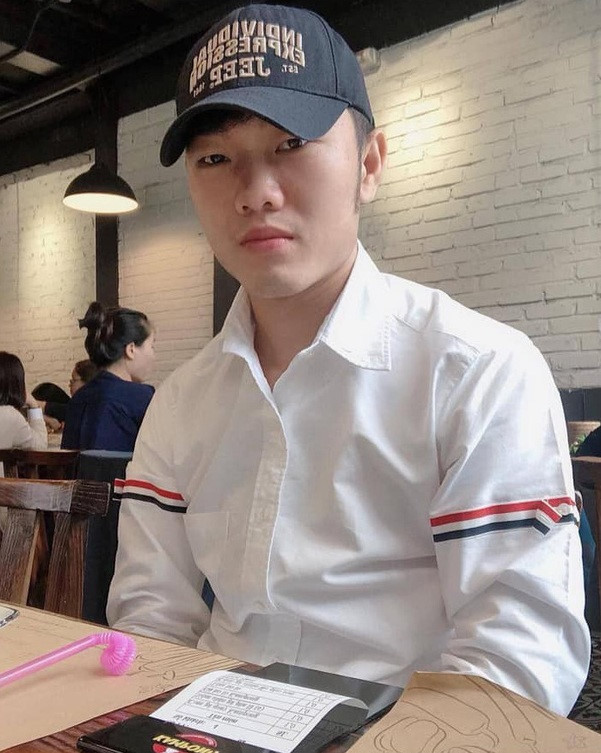 Tết này đi đâu cũng thấy chiếc áo sơ mi quốc dân của giới trẻ Việt