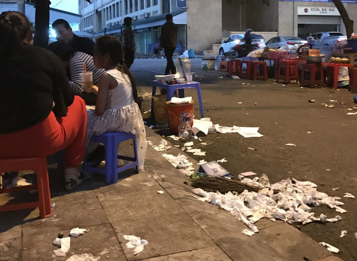 Xếp hàng nghe chửi, rùng mình ngồi trên đống rác ăn bún ốc