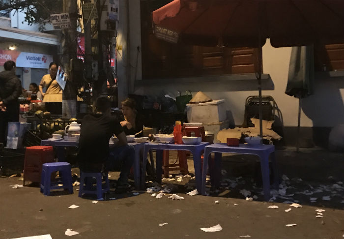 Xếp hàng nghe chửi, rùng mình ngồi trên đống rác ăn bún ốc