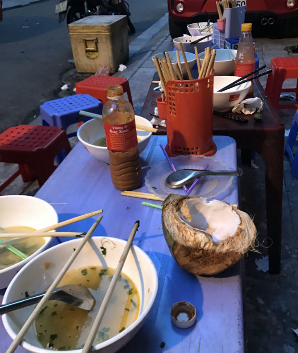 Xếp hàng nghe chửi, rùng mình ngồi trên đống rác ăn bún ốc