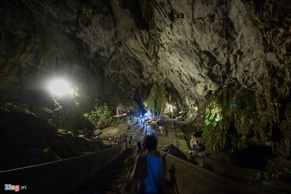 Video, ảnh: Trắng đêm leo núi lễ bái, vãn cảnh chùa Hương trước giờ khai hội
