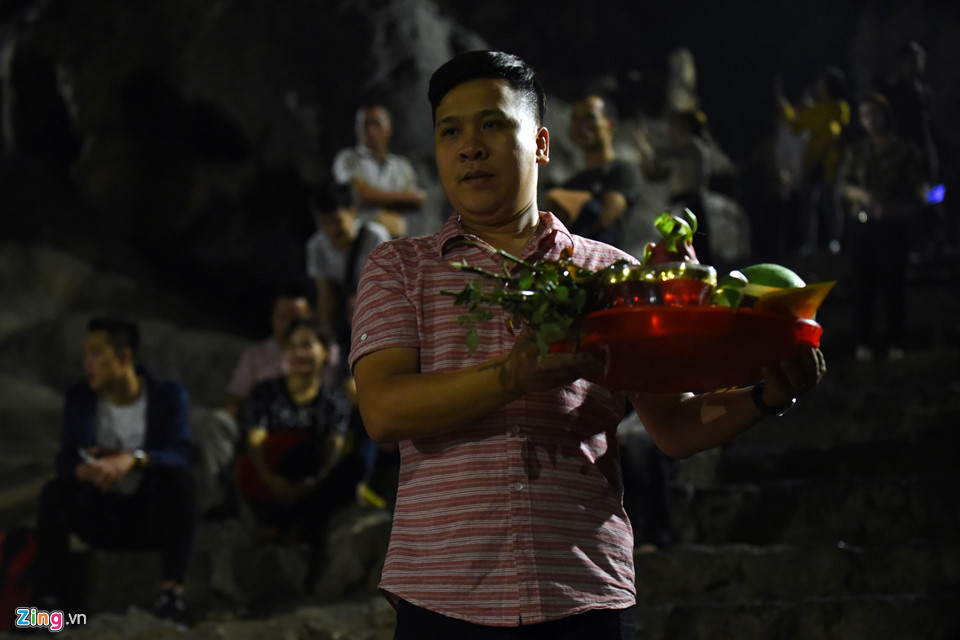 Video, ảnh: Trắng đêm leo núi lễ bái, vãn cảnh chùa Hương trước giờ khai hội