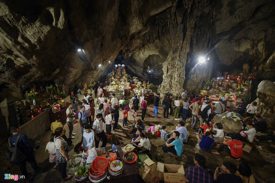 Video, ảnh: Trắng đêm leo núi lễ bái, vãn cảnh chùa Hương trước giờ khai hội