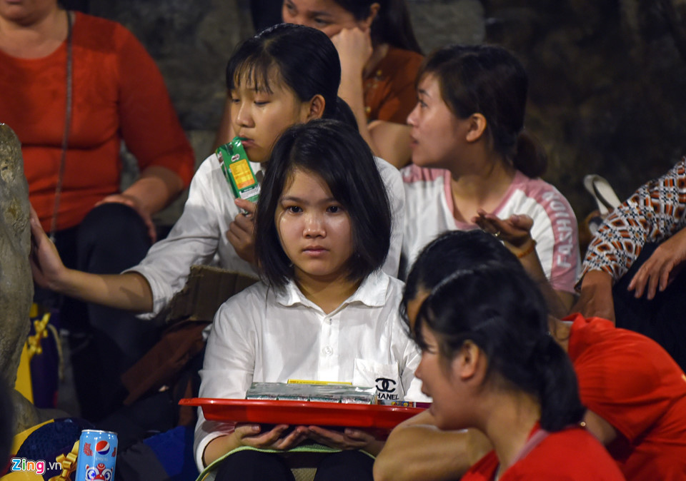 Video, ảnh: Trắng đêm leo núi lễ bái, vãn cảnh chùa Hương trước giờ khai hội