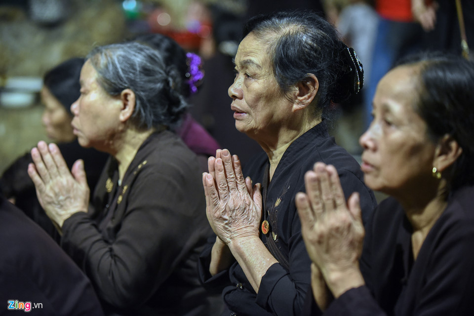 Video, ảnh: Trắng đêm leo núi lễ bái, vãn cảnh chùa Hương trước giờ khai hội