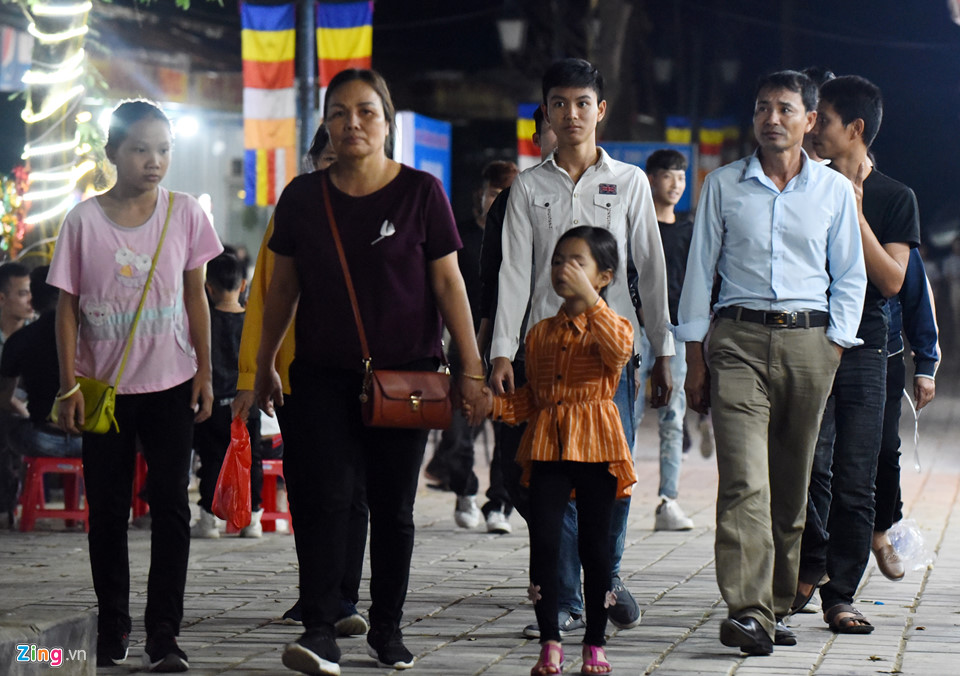 Video, ảnh: Trắng đêm leo núi lễ bái, vãn cảnh chùa Hương trước giờ khai hội