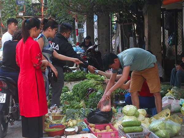 Giá cả sau Tết: Rau rẻ, hải sản tươi sống vẫn cao