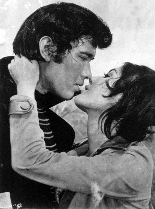 Những mỹ nhân làm chao đảo màn ảnh Việt: Cát-xê 1 tỷ đồng, ra Nghệ An diễn sập cả sân khấu