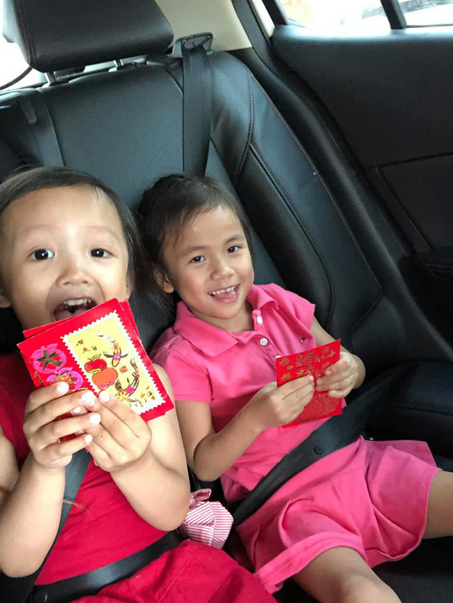 Tết của em bé Mường Lát sau hơn một năm rời quê nghèo về thành phố: Cười tươi như hoa vì được lì xì