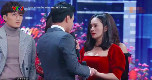 Lỡ duyên ở Cả một đời ân oán, Hồng Đăng - Lan Phương bất ngờ hôn nhau ngay trên sân khấu Tết