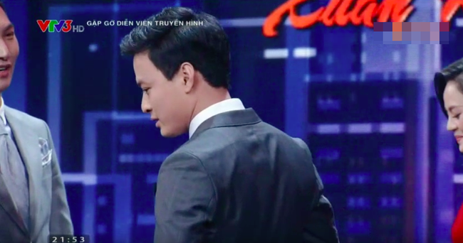 Lỡ duyên ở Cả một đời ân oán, Hồng Đăng - Lan Phương bất ngờ hôn nhau ngay trên sân khấu Tết