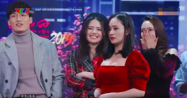 Lỡ duyên ở Cả một đời ân oán, Hồng Đăng - Lan Phương bất ngờ hôn nhau ngay trên sân khấu Tết