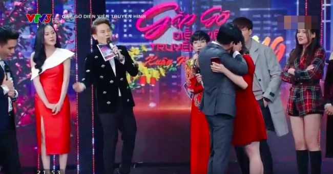 Lỡ duyên ở Cả một đời ân oán, Hồng Đăng - Lan Phương bất ngờ hôn nhau ngay trên sân khấu Tết