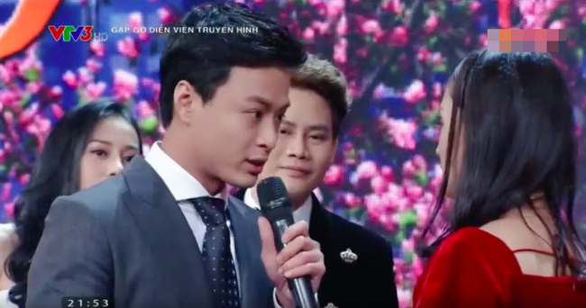 Lỡ duyên ở Cả một đời ân oán, Hồng Đăng - Lan Phương bất ngờ hôn nhau ngay trên sân khấu Tết